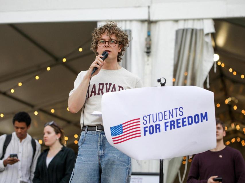 Un activista universitario, hablando en nombre de Students for Freedom (Estudiantes por la libertad, en español).