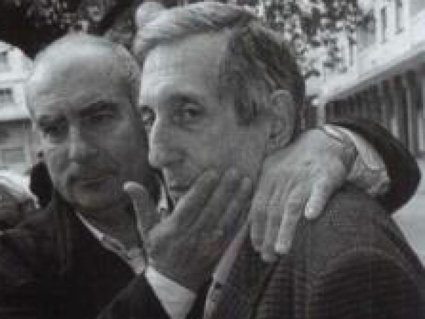 López de Lacalle, consolado por un amigo el día en que atentaron contra su casa, apenas un mes antes de que lo asesinaran.