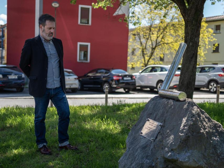 Alain López de Lacalle, frente al monolito en memoria de su padre, veinticinco años después del crimen.