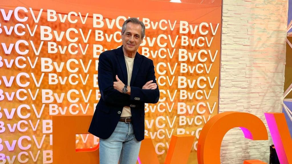 El presentador Ximo Rovira, en el plató de 'Bona vesprada Comunitat Valenciana'.