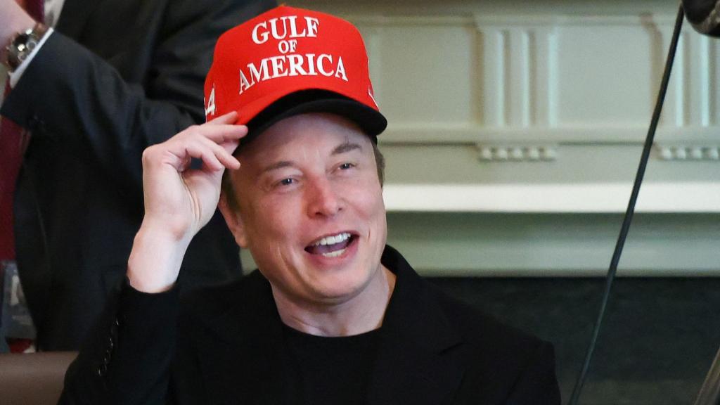 Elon Musk, el ejecutor de la política de recortes de Trump, con dos gorras en la Casa Blanca.