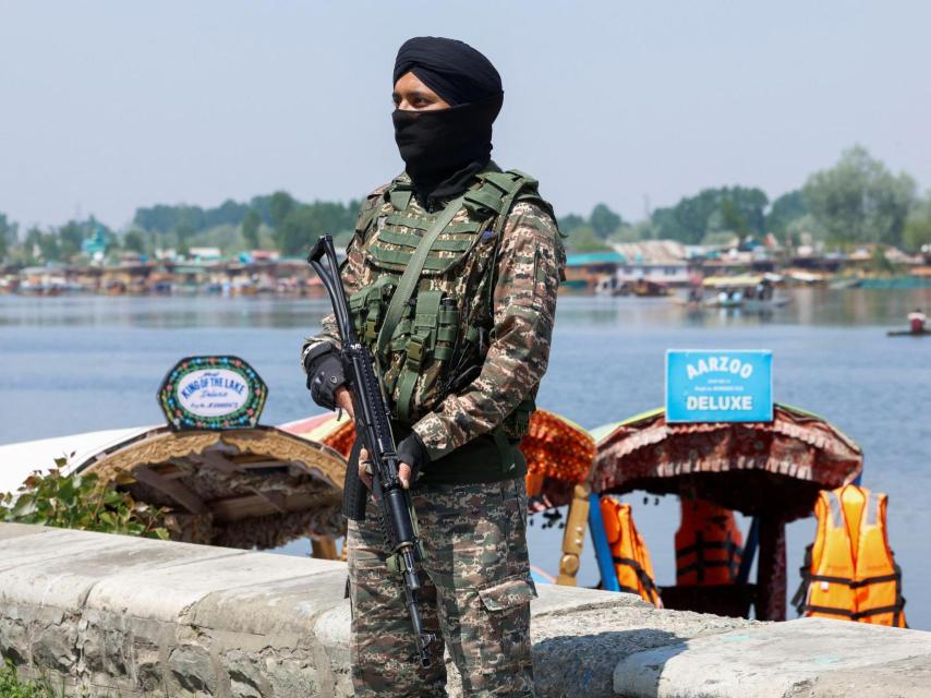 Personal de las fuerzas de seguridad indias montan guardia a orillas del lago Dal, tras un presunto atentado militante cerca de Pahalgam, en el sur de Cachemira, en Srinagar, 27 de abril de 2025.