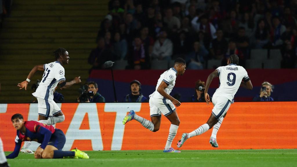 Los jugadores del Inter de Milán celebran el gol de Dumfries.