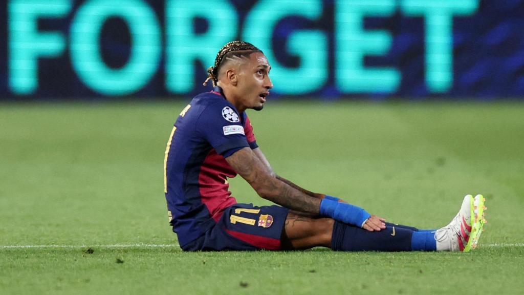 Raphinha, exhausto tras el partido ante el Inter de Milán.