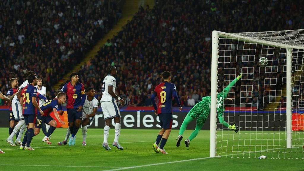 Momento del gol en propia de Sommer contra el Barça.