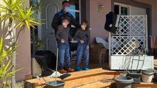 Dos de los tres menores rescatados por la Policía Local de Oviedo tras estar aislados durante cuatro años.