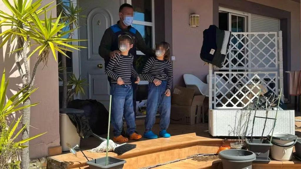 Dos de los tres menores rescatados por la Policía Local de Oviedo tras estar aislados durante cuatro años.