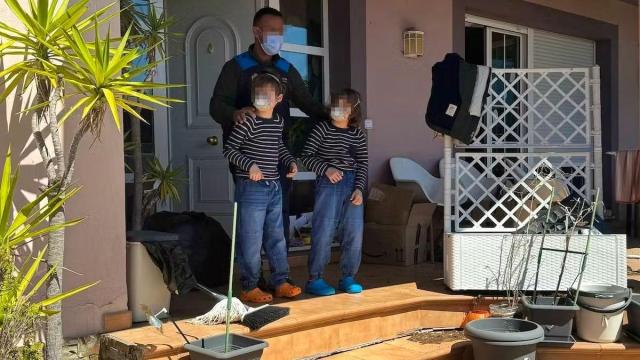 Dos de los tres menores rescatados por la Policía Local de Oviedo tras estar aislados durante cuatro años.