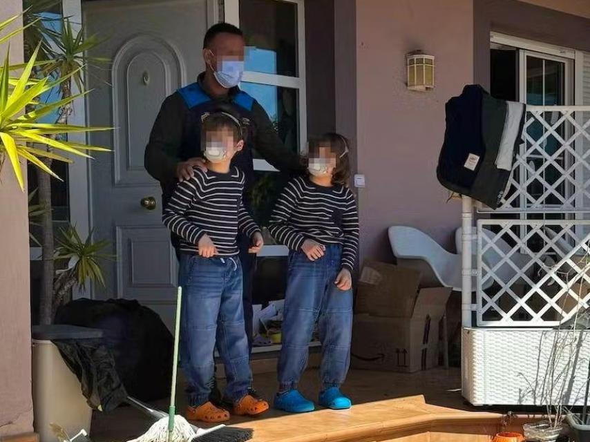 Dos de los tres menores rescatados por la Policía Local de Oviedo tras estar aislados durante cuatro años.