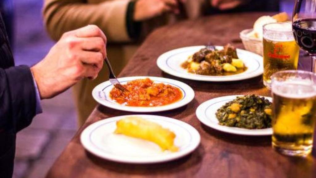 Surtido de tapas, entre las que se encuentran sus garbanzos con espinacas.