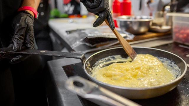 Una persona cocinando huevos revueltos