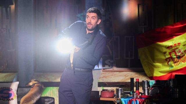 Broncano ilumina con una linterna el teatro donde se graba ‘La Revuelta’.
