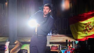 Broncano ilumina con una lintera el teatro donde se graba 'La Revuelta'.