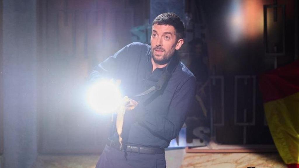 Broncano ilumina con una linterna el teatro donde se graba ‘La Revuelta’.