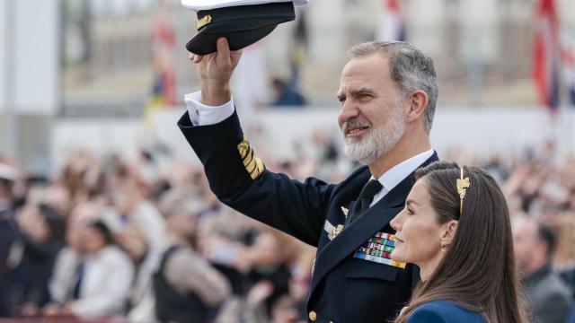 Los reyes Felipe y Letizia despidiendo a Leonor en Cadiz.
