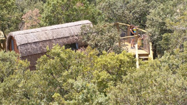 Una de las cabañas en los árboles de Ecoturismo Monte Holiday, el 'glamping' situado en el Valle del Lozoya.