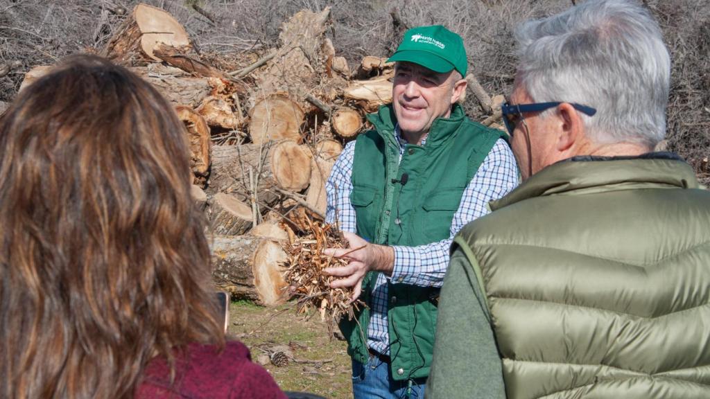 Antonio Gonzalo con la biomasa que producen y que utilizan en la caldera del complejo.