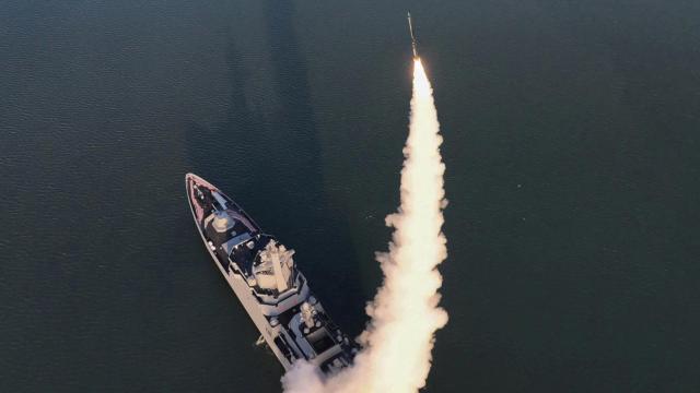 Pruebas de lanzamiento de misiles de la nueva fragata de la clase Choe Hyon