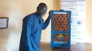 El ingeniero Didier Dinamou junto con su sistema de climatización solar.