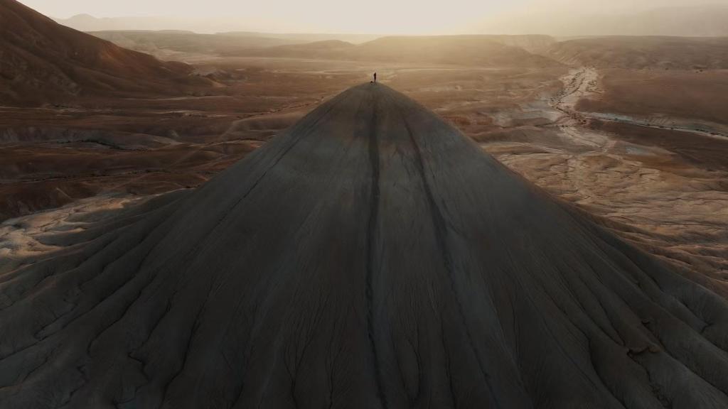 Bashir Abu Shakra en lo alto de una montaña grabado por un dron