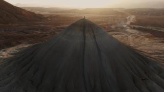 Bashir Abu Shakra en lo alto de una montaña grabado por un dron