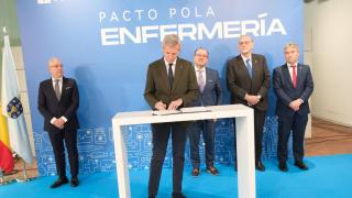 El presidente de la Xunta, Alfonso Rueda, firma el 'Pacto por la Enfermería' ante el presidente de la Acsug, Juan José Nieto Roig, y los rectores de las universidades gallegas.