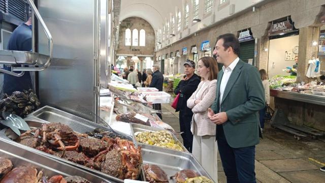 El conselleiro do Mar ha visitado este miércoles el Mercado de Abastos de Santiago.