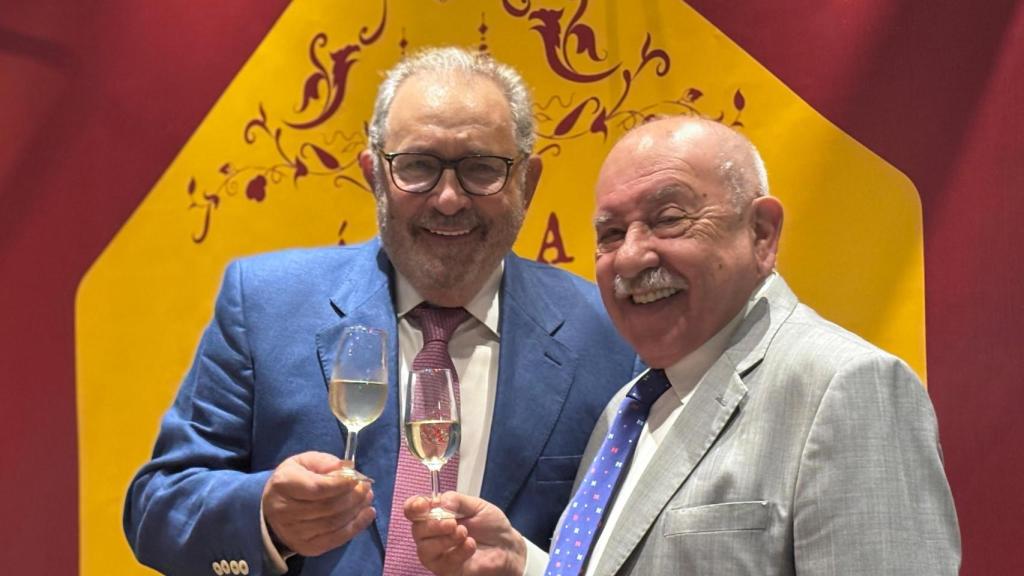 Antonio García Barbeito, pregonero de la Feria de Abril 2025, y su presentador, Antonio Zoido.