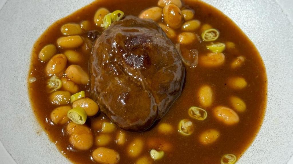 Guiso de carrillera ibérica, pochas y piparra.