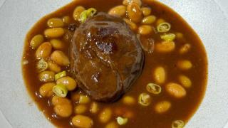 Guiso de carrillera ibérica, pochas y piparra.