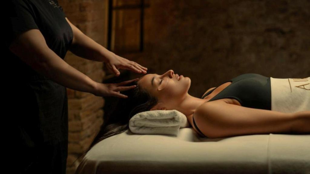 Una mujer disfruta de un masaje.