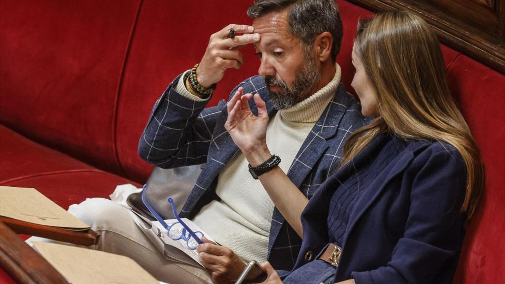 Juanma Badenas y Cecilia Herrero, en el pleno del Ayuntamiento. Rober Solsona / Europa Press