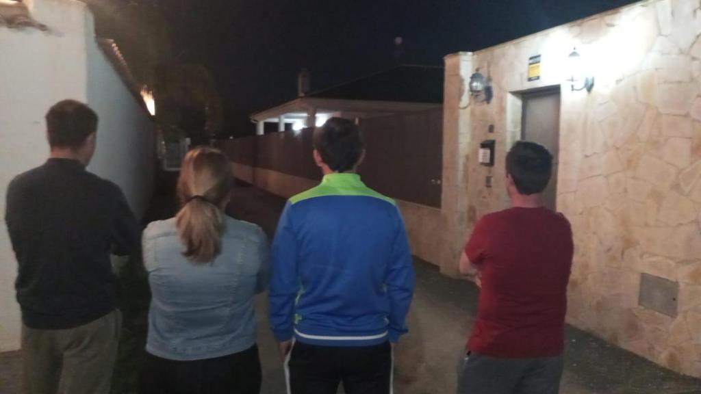 Un grupo de vecinos, este miércoles, observando el movimiento de Guardia Civil en el chalé donde se produjo el triple apuñalamiento.