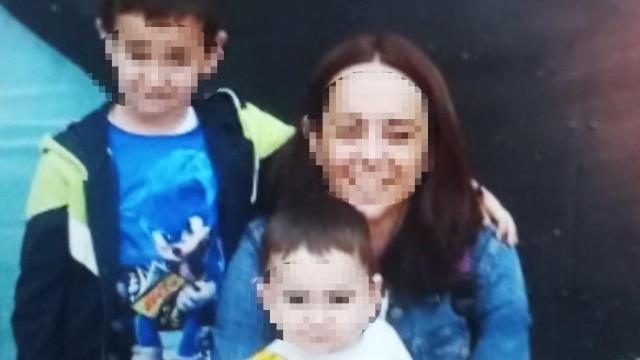 Ana, la mujer apuñalada por su pareja, José Antonio, posando junto a sus dos hijos.