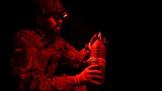 Un militar ucraniano prepara una pequeña bomba para un dron de combate Vampire antes de sobrevolar posiciones de las tropas rusas en la región de Zaporiyia.