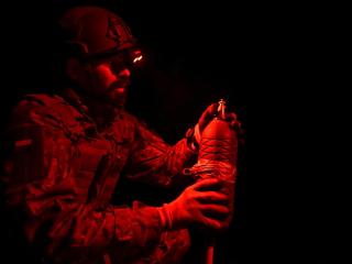 Un militar ucraniano prepara una pequeña bomba para un dron de combate Vampire antes de sobrevolar posiciones de las tropas rusas en la región de Zaporiyia.