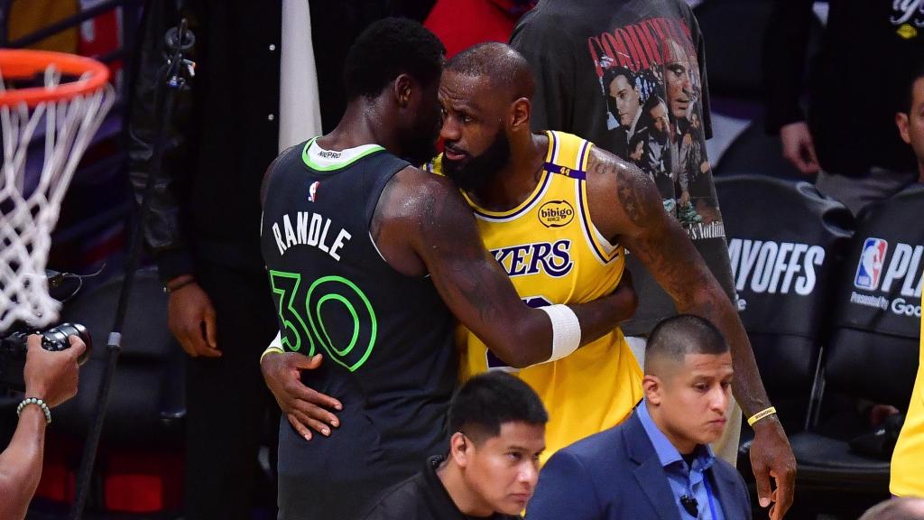 LeBron James se saluda con Julius Randle tras el partido