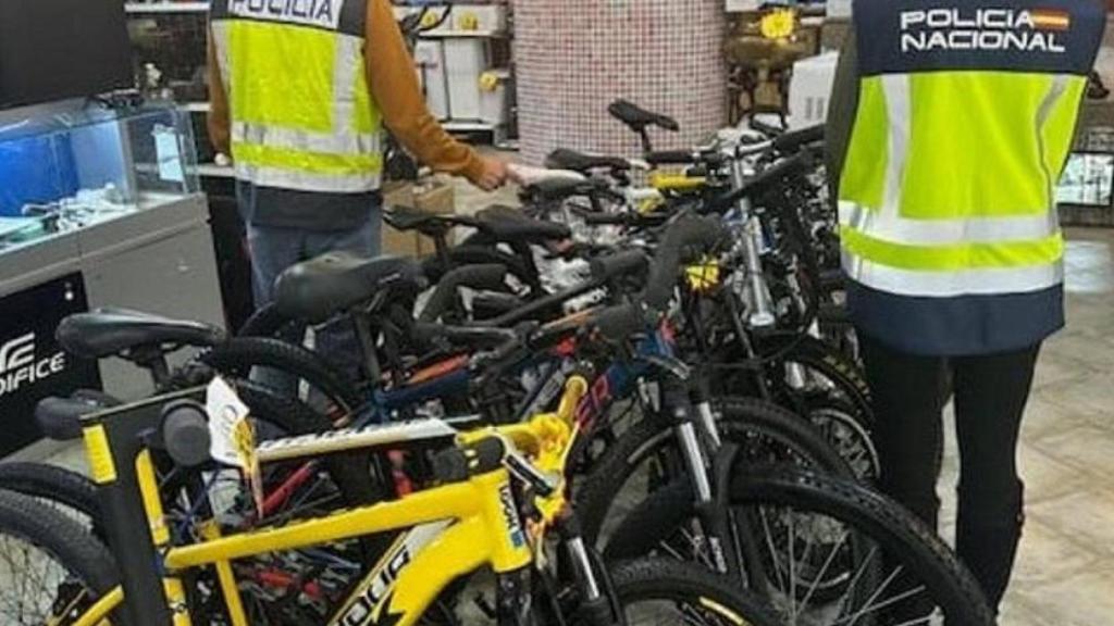 La Policía Nacional con las bicicletas decomisadas. EP