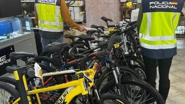 La Policía Nacional con las bicicletas decomisadas. EP
