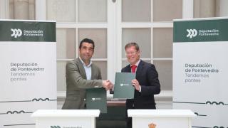 López y Carrera firmando el acuerdo