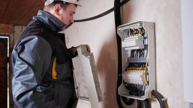 Imagen de un joven trabajando de electricista