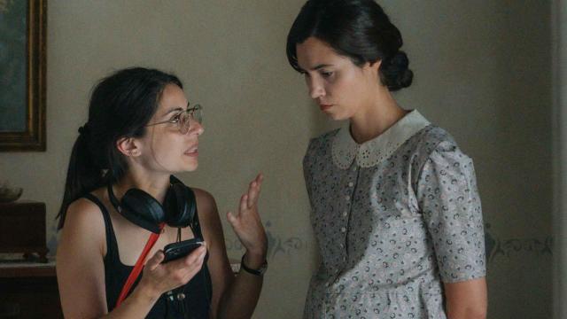 Celia Rico Clavellino conversa con Loreto Mauleón en un momento del rodaje de 'La buena letra'