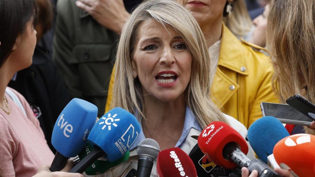 La vicepresidenta segunda del Gobierno y ministra de Trabajo, Yolanda Díaz, conversa con los periodistas al inicio de la manifestación del Primero de Mayo en Madrid.