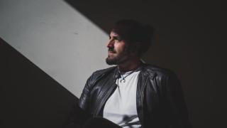 El cantautor Andrés Suárez presenta su nuevo libro, Todavía más allá de mis canciones, y aprovechamos para hablar de amor y mujeres inspiradoras.