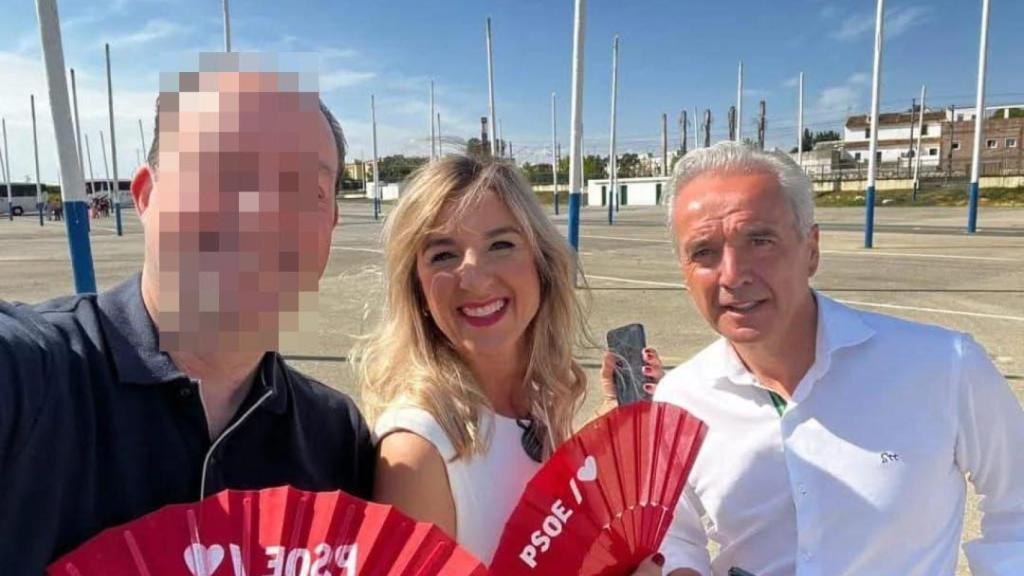 Moscoso y su mujer, en el mitin de Pedro Sánchez en Dos Hermanas, cuando ya había aprobado en el pleno el nombramiento.