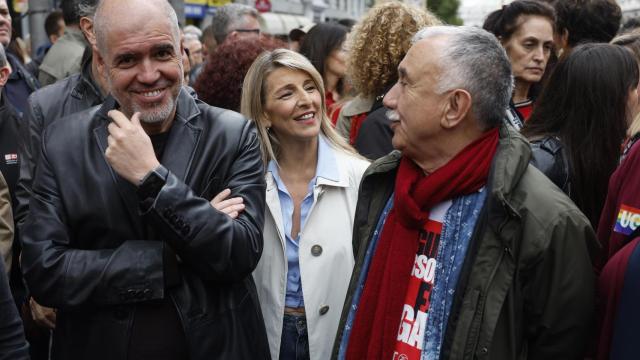 La vicepresidenta segunda del Gobierno y ministra de Trabajo, Yolanda Díaz, acompañada de los secretarios generales de CCOO y UGT, Unai Sordo (i) y Pepe Álvarez (d), participan en la manifestación del Primero de Mayo en Madrid