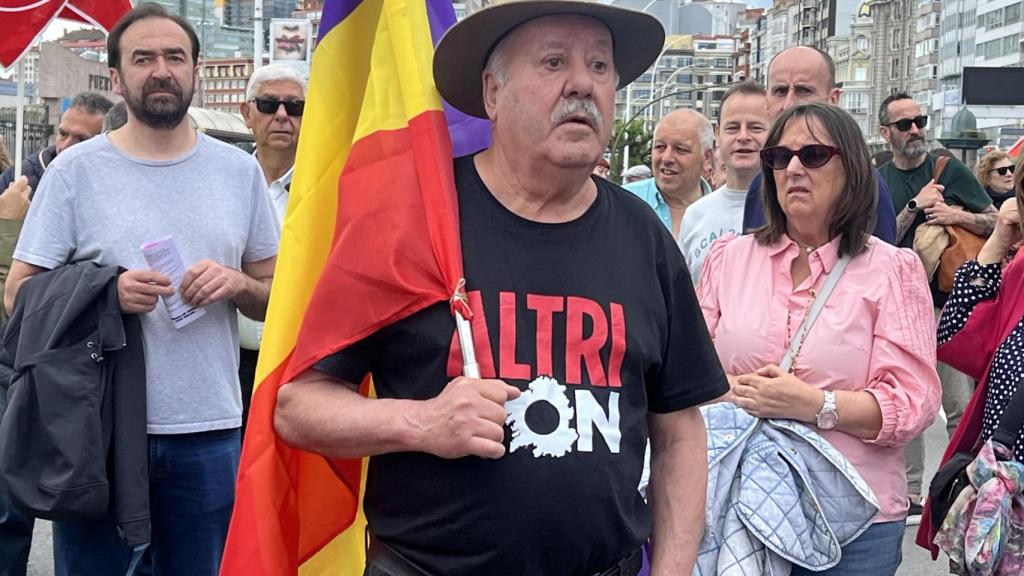 Un manifestante en A Coruña porta una camiseta con lemas contra Altri.