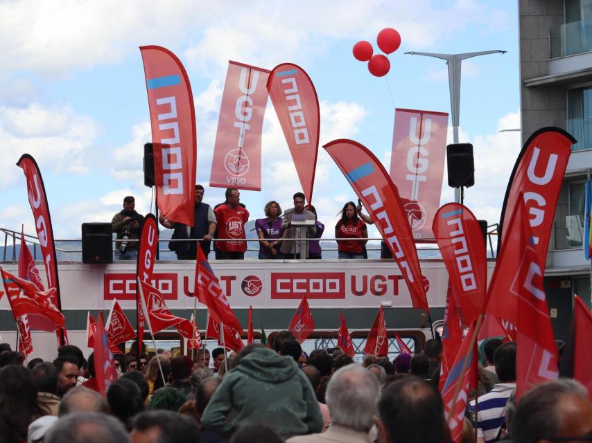 Los líderes sindicales gallegos frente a los manifestantes de Vigo