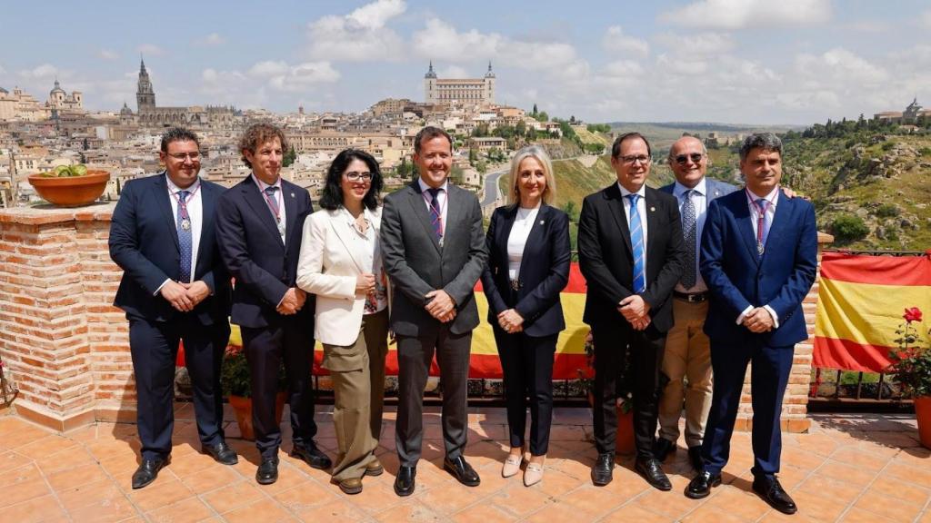 Miembros del Gobierno municipal posan en el balcón de la Ermita del Valle de Toledo.