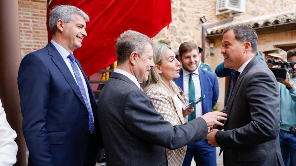 El presidente de CLM, la delegada del Gobierno y el alcalde de Toledo saludándose en el Valle.